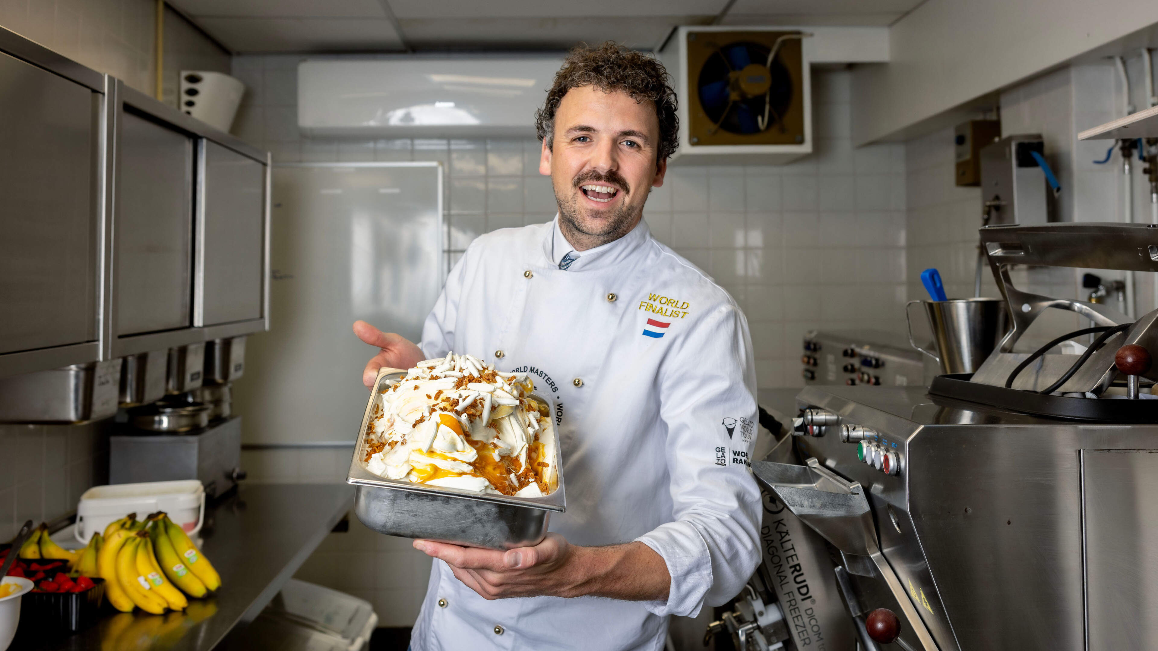 Meer ijssalons dan ooit en we eten het niet alleen op warme dagen: ben jij een likker of happer? Experts leggen uit wat het beste is